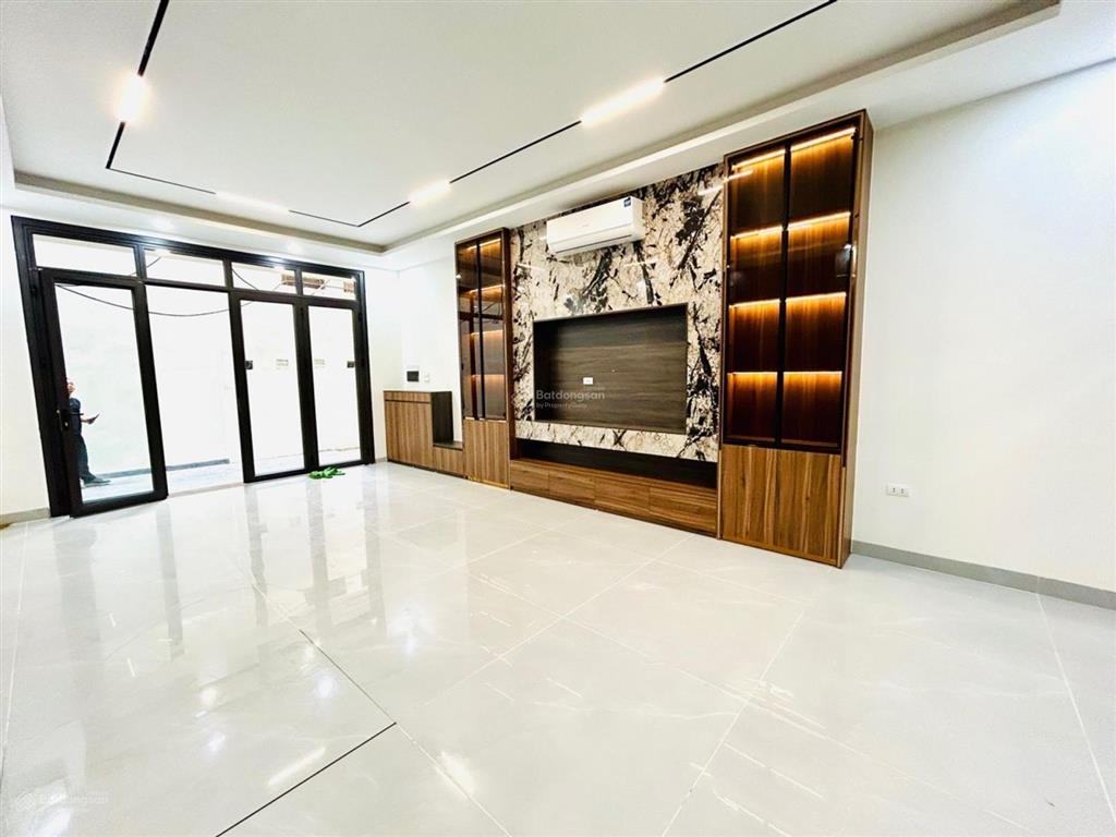 Bán nhà nguyễn chính, tân mai, 50m2, 6 tầng thang máy. mới koong, 10m ra ô tô tránh. giá 13.8 tỷ.