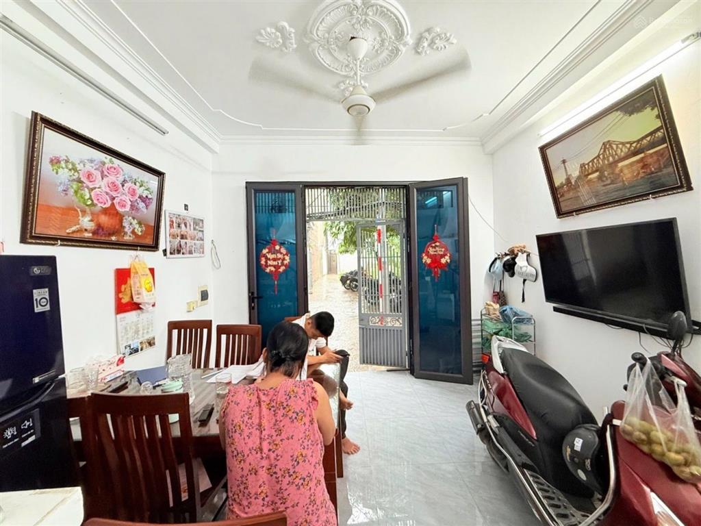 Bán nhà tân mai  hoàng mai, 24m2  4 tầng dân xây, giá 4.4 tỷ, sổ nở hậu, không quy hoạch.