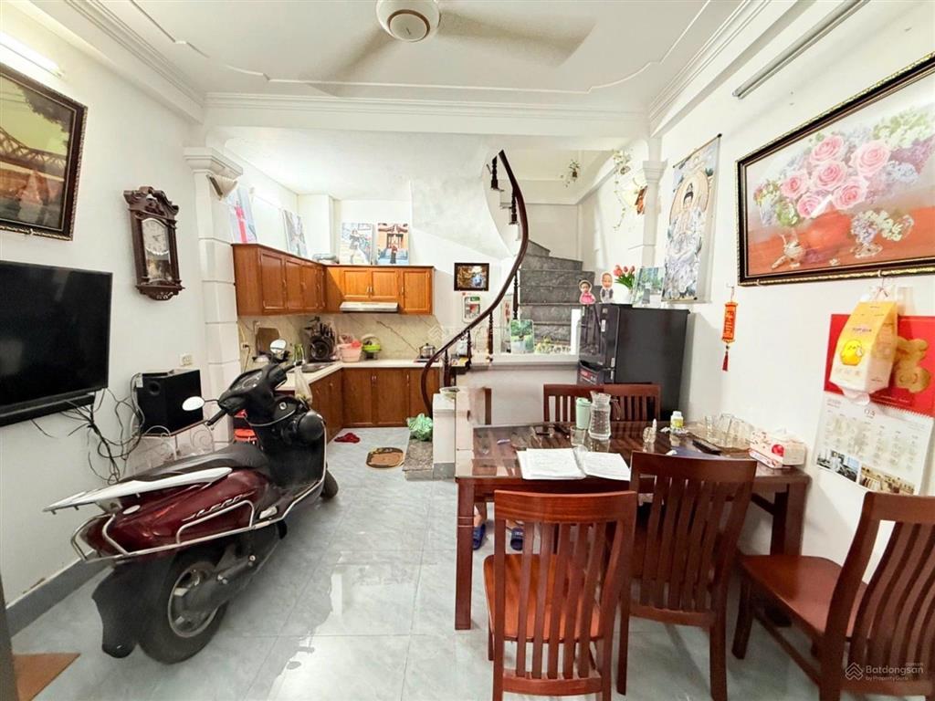 Bán nhà tân mai  hoàng mai, 24m2  4 tầng dân xây, giá 4.4 tỷ, sổ nở hậu, không quy hoạch.