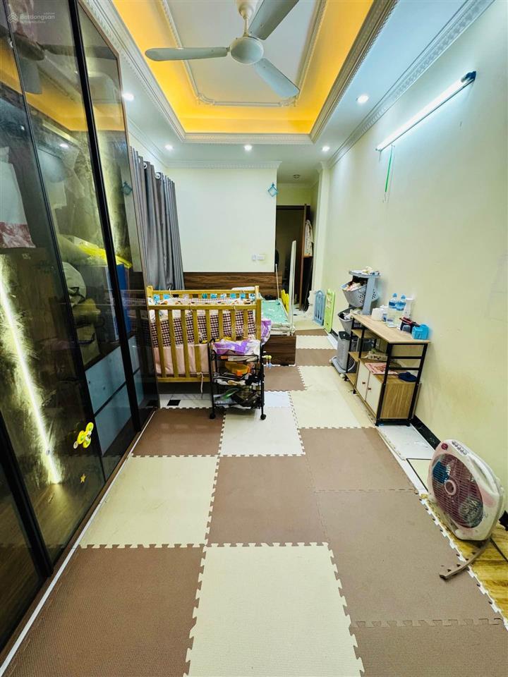 Bán nhà tân mai  hoàng mai  cạnh k35  28m2  4 tầng lô góc. giá 6.5 tỷ, vị trí đẹp  ngõ thông.