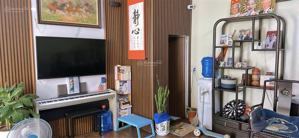Hiếm có nhà đẹp 3 tầng vừa ở vừa kinh doanh tặng 90% nội thất. vị trí đẹp, gần đường võ văn