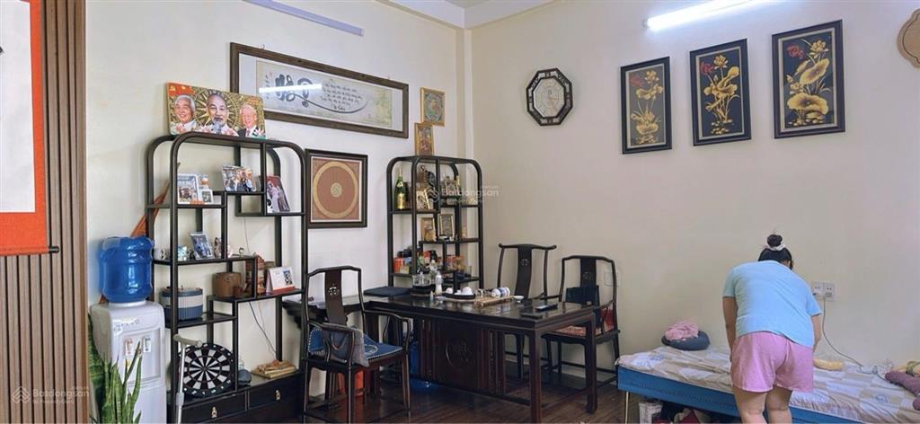 Hiếm có nhà đẹp 3 tầng vừa ở vừa kinh doanh tặng 90% nội thất. vị trí đẹp, gần đường võ văn