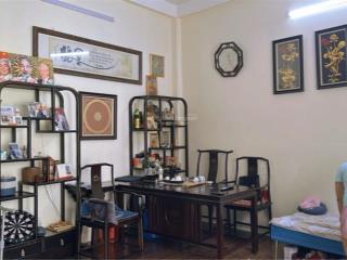 Hiếm có nhà đẹp 3 tầng vừa ở vừa kinh doanh tặng 90% nội thất. vị trí đẹp, gần đường võ văn