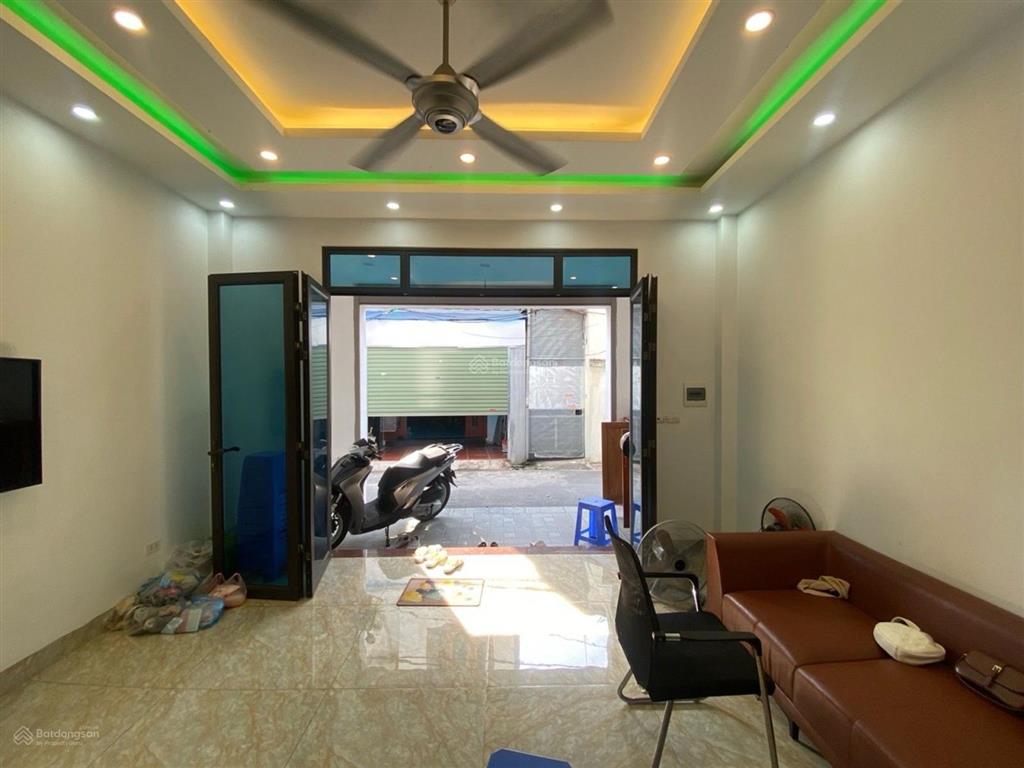Nhà 3 tầng ở ngay ngõ thông ô tô đỗ cửa 51m2 đông nam gần hồ điều hòa, chỉ 8 tỷ 500tr