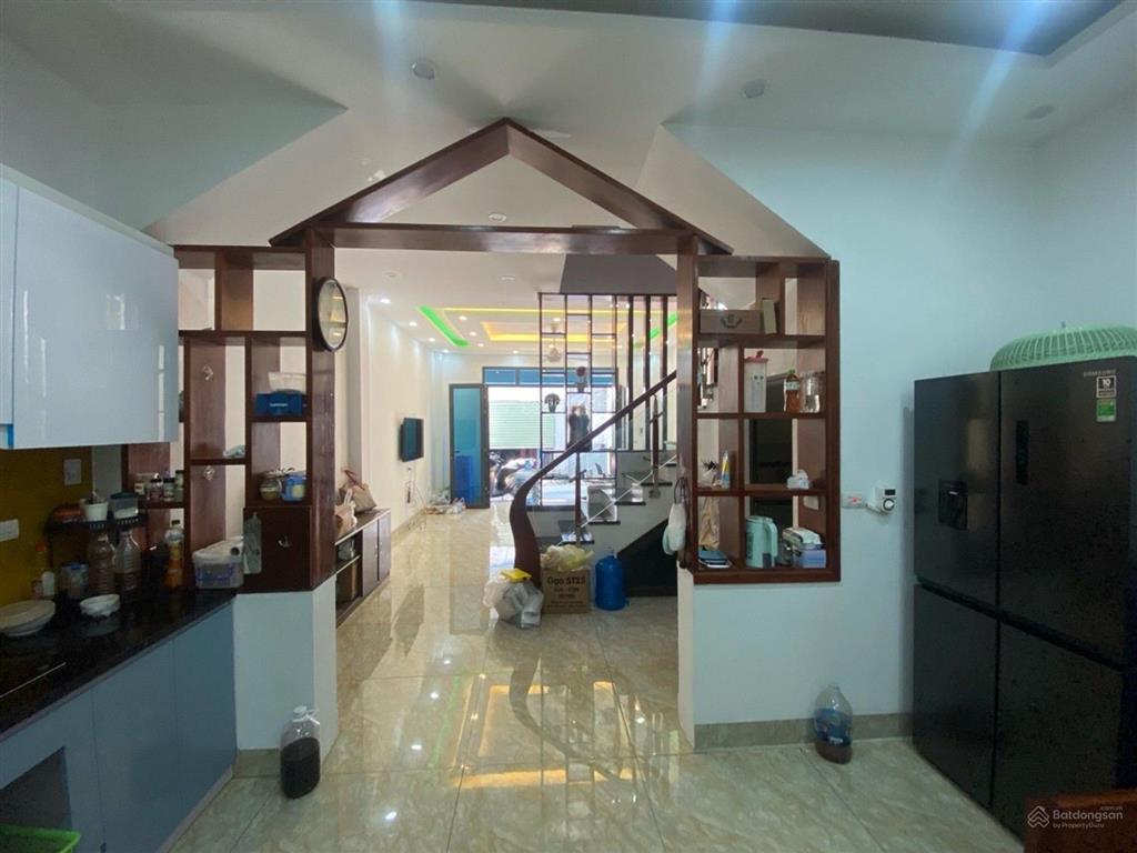 Nhà 3 tầng ở ngay ngõ thông ô tô đỗ cửa 51m2 đông nam gần hồ điều hòa, chỉ 8 tỷ 500tr