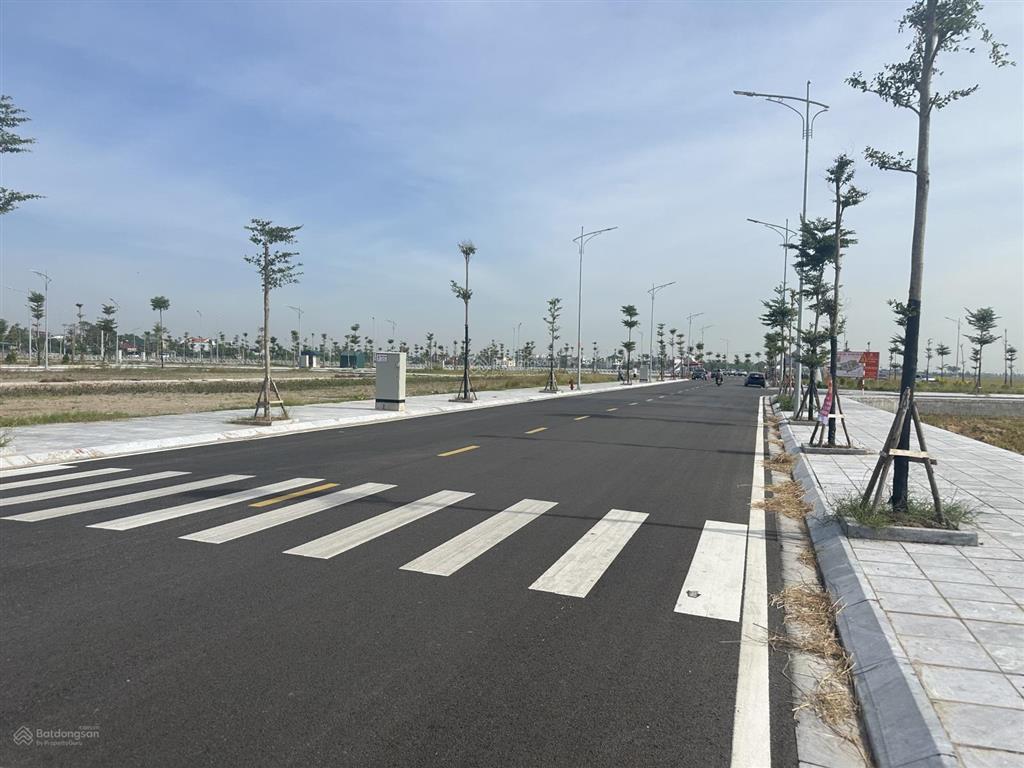 Đất nền khu công nghiệp. ngay showroom ôtô vin. và công ty ôtô đang xây dựng