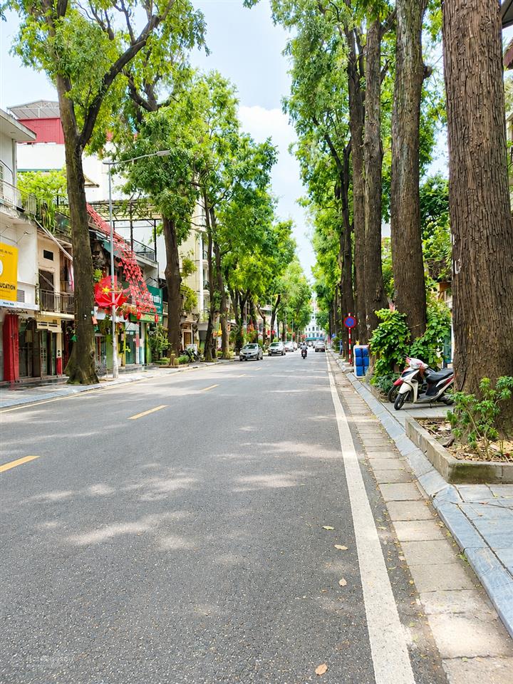 Trung tâm hai bà trưng 35m mt 5,6m ôtô vf3 đỗ cửa nhà đẹp ở ngay nhỉnh 9 tỷ lò đúc .