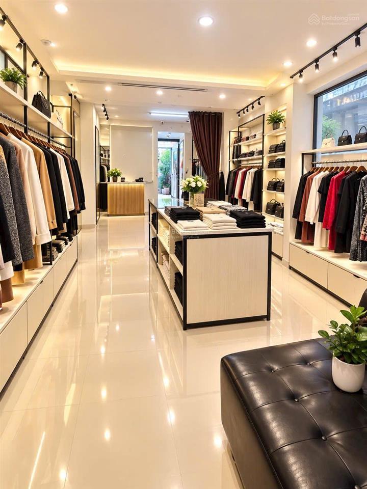 Mặt ngõ sát ô tô tránh vài bước nhà hát lớn dt sử dụng 70m  hoàn kiếm