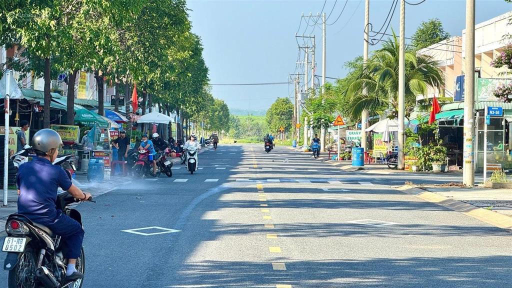 Kẹt tiền chủ cần bán dãy trọ 300m2 trọ sát chợ đêm bàu bàng 300m2. dòng tiền hàng tháng 14tr