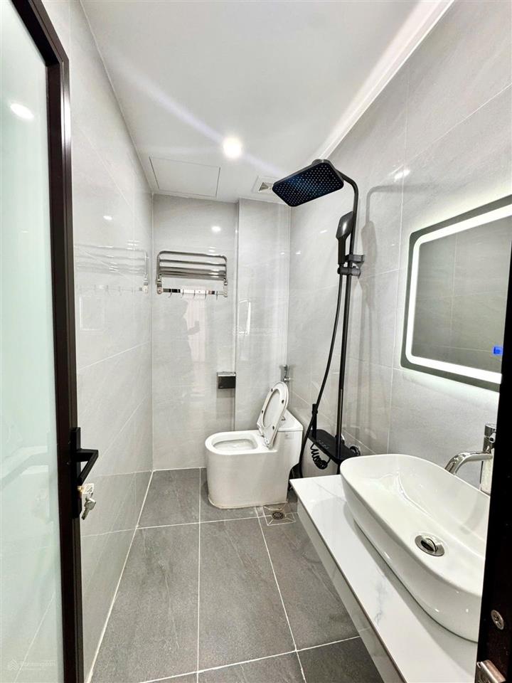 Lạc long quân nhỉnh 6 tỷ ngõ thông vài bước ô tô tránh30 m ra mặt phốnội thất đẹp như hình