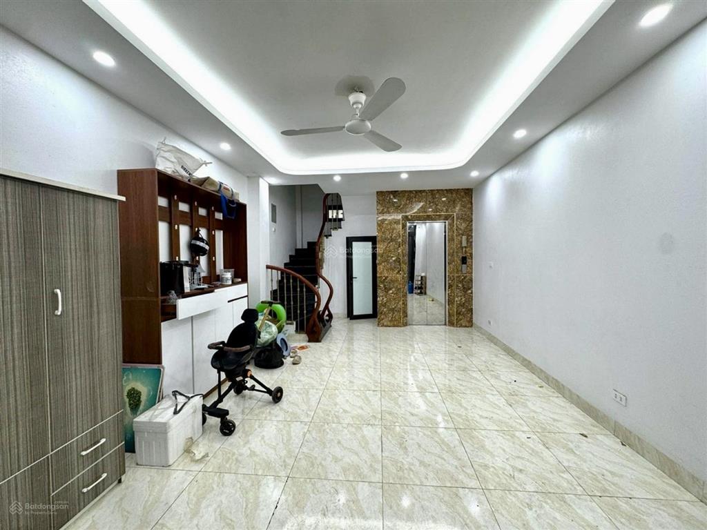 Võ chí công  33 m2  trước nhà 3 m  nội thất hiện đại  thang máy xịn  gần hồ tây  ở ngay