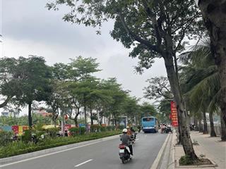 *ô tô đỗ cổngview hồ tâynhà mới koong7 tầngthang máyngõ thông gần phố lạc long quân nhỉnh 10