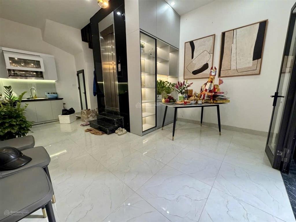 Nhỉnh 9 tỷ ở ngaynhà đẹp thang máy mặt tiền rộng ngõ tothônggần phố quan nhânsằn dòng tiền