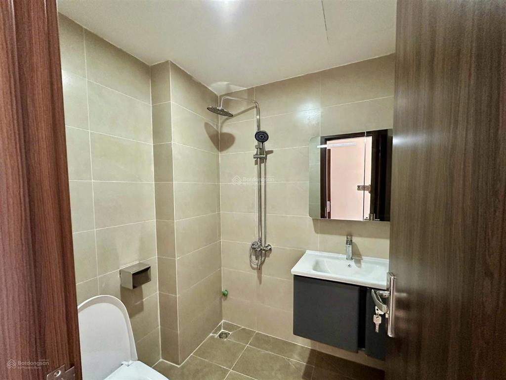Cần bán gấp nhà lô góc nở hậu5 tầngthang máy gần ô tôngõ thông phố lạc long quân58 m25 ngủ