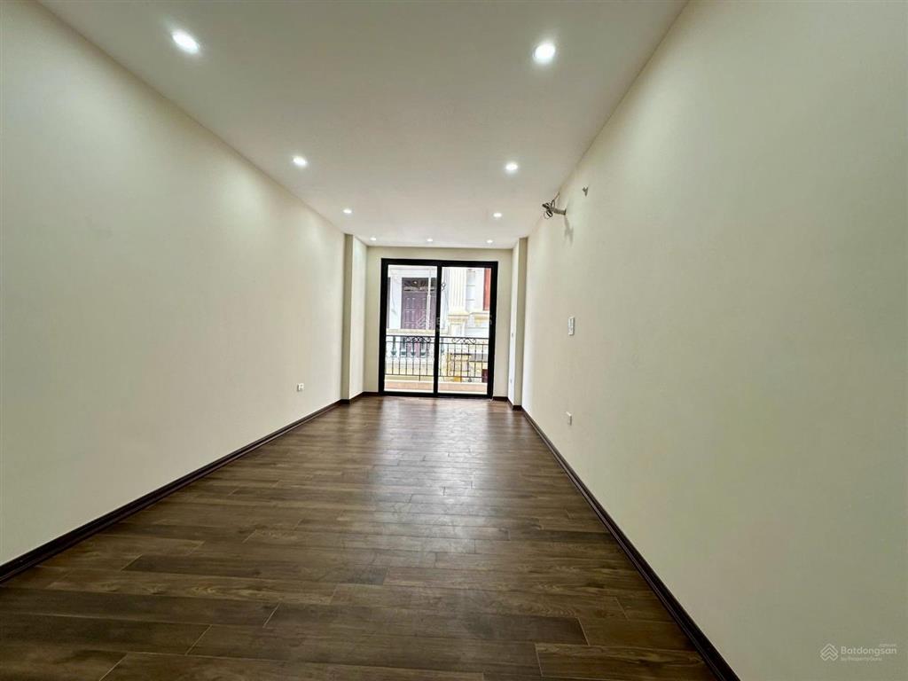 Cần bán gấp nhà lô góc nở hậu5 tầngthang máy gần ô tôngõ thông phố lạc long quân58 m25 ngủ