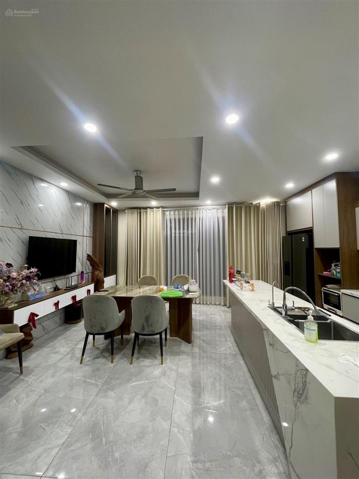 Cầu giấynhà lô góc sát mặt phố3 bước ra ô tô7 tầng thang máy tặng nội thất tiền tỷ