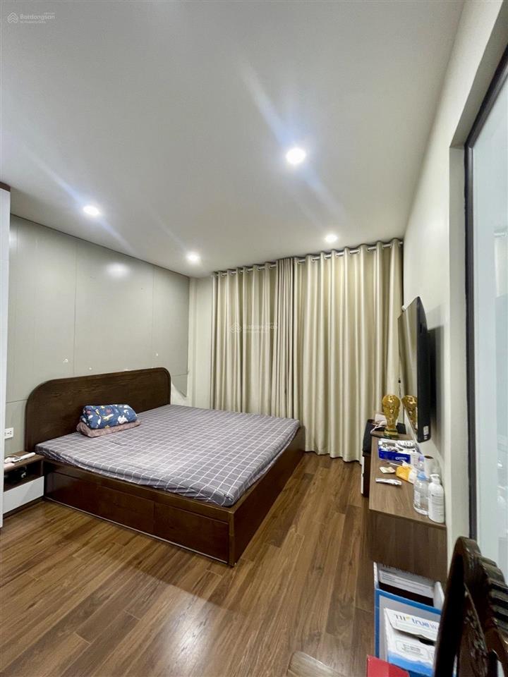 Cầu giấynhà lô góc sát mặt phố3 bước ra ô tô7 tầng thang máy tặng nội thất tiền tỷ