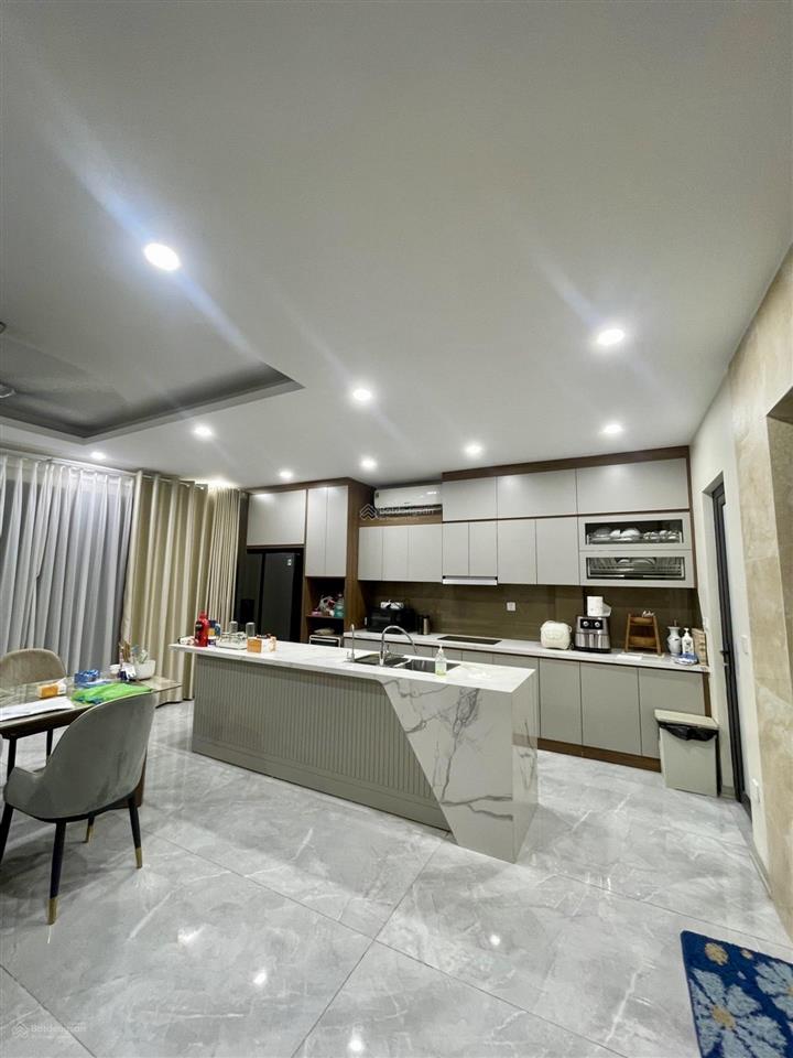 Cầu giấynhà lô góc sát mặt phố3 bước ra ô tô7 tầng thang máy tặng nội thất tiền tỷ
