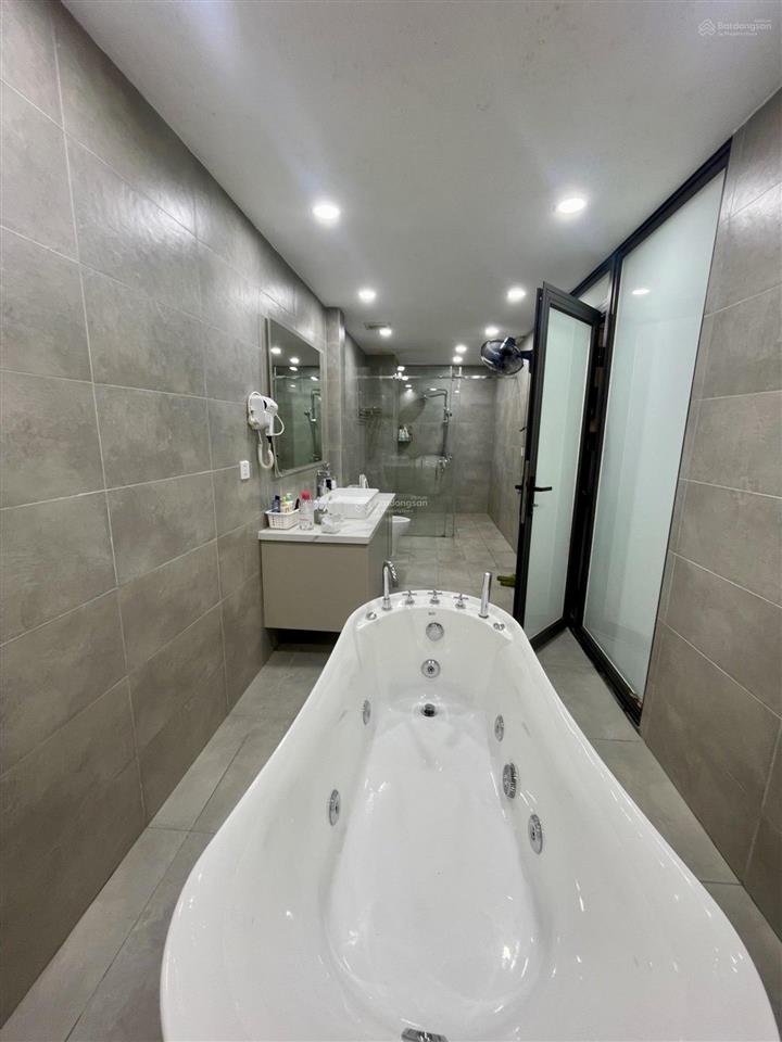 Cầu giấynhà lô góc sát mặt phố3 bước ra ô tô7 tầng thang máy tặng nội thất tiền tỷ