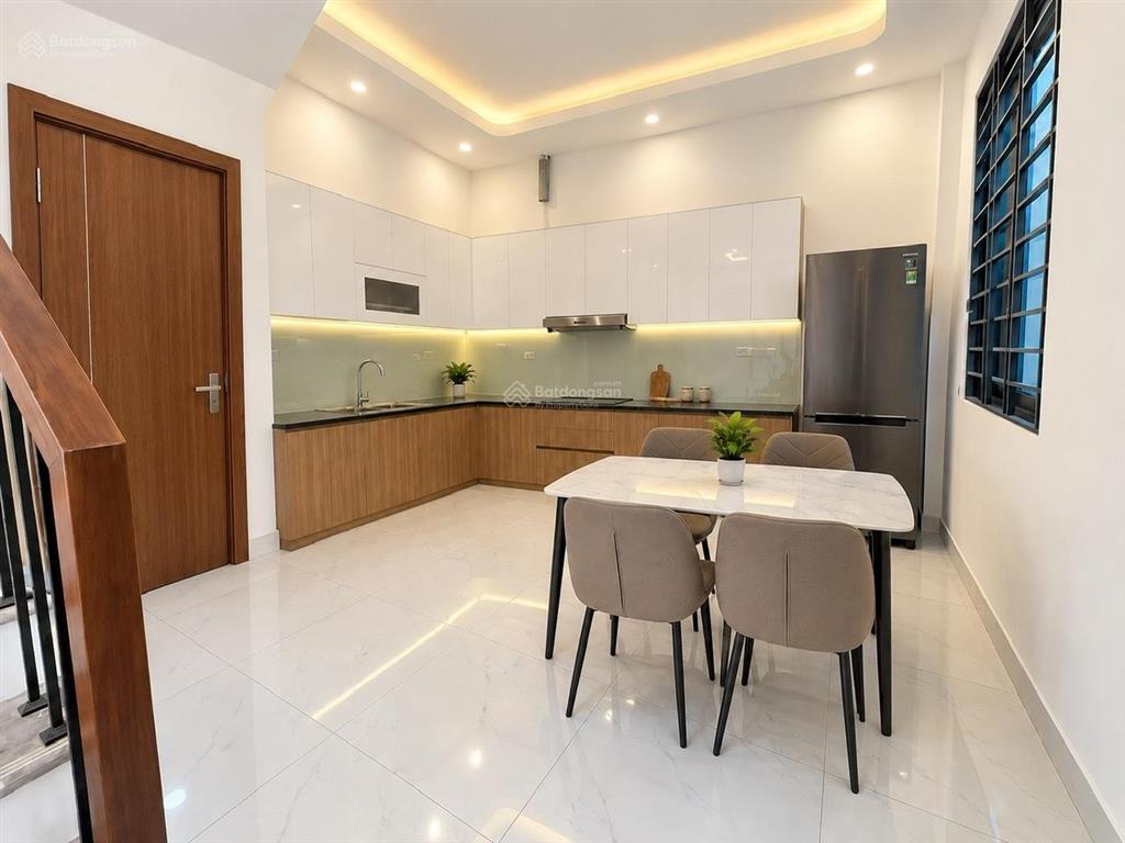 Bán nhà 3 tầng 51m2 lô góc nở hậu gần kcn ô tô vào 4,35 tỷ quang minh, mê linh