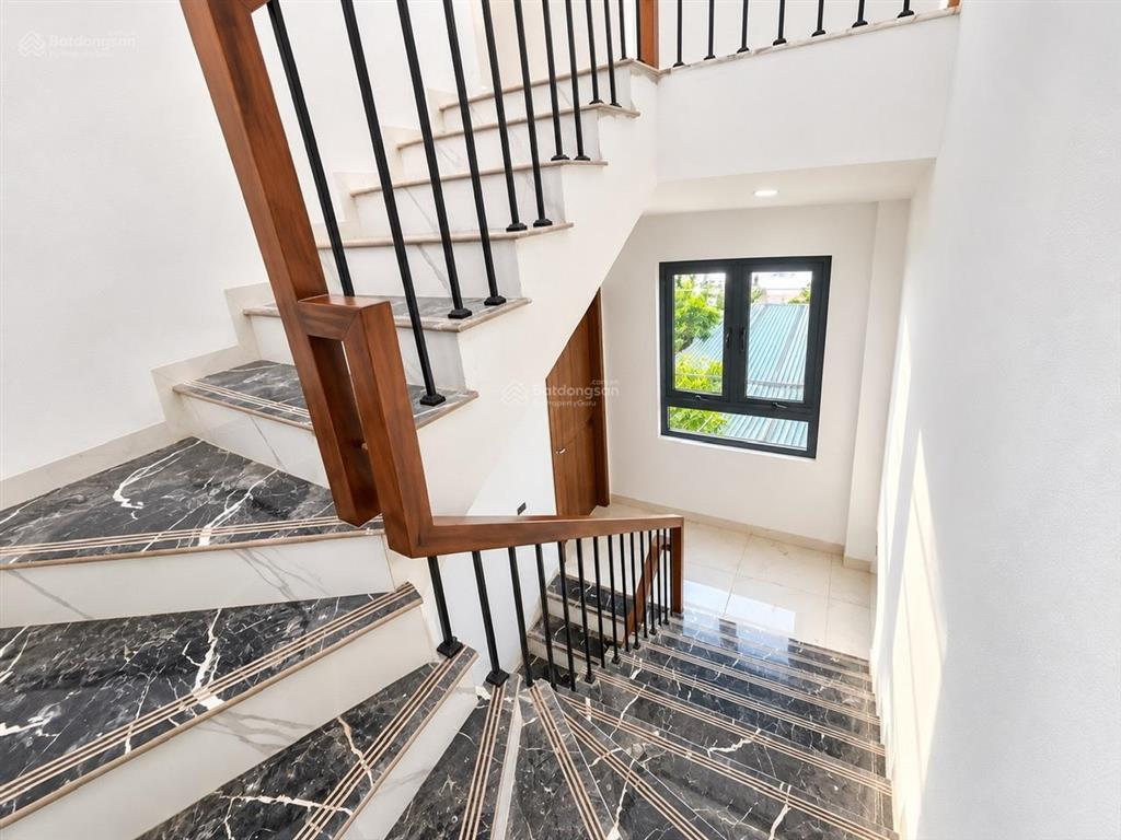 Bán nhà 3 tầng 51m2 lô góc nở hậu gần kcn ô tô vào 4,35 tỷ quang minh, mê linh
