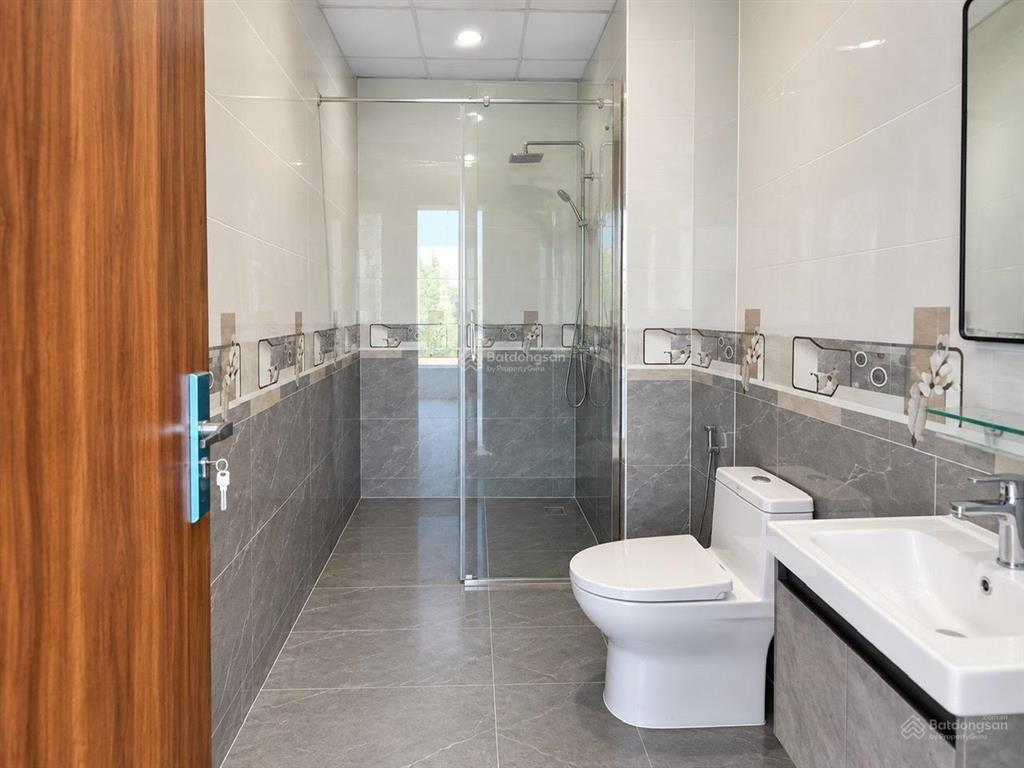 Bán nhà 3 tầng 51m2 lô góc nở hậu gần kcn ô tô vào 4,35 tỷ quang minh, mê linh