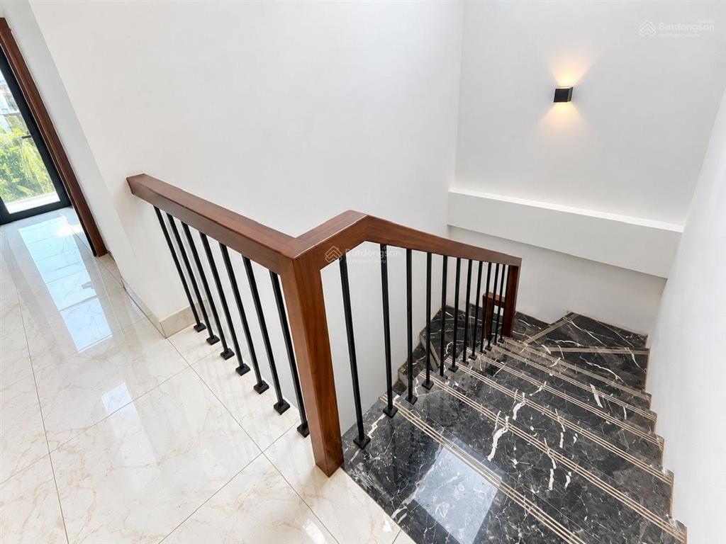 Bán nhà 3 tầng 51m2 lô góc nở hậu gần kcn ô tô vào 4,35 tỷ quang minh, mê linh