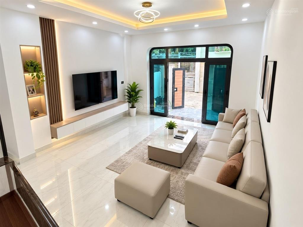 Bán nhà 3 tầng 51m2 lô góc nở hậu gần kcn ô tô vào 4,35 tỷ quang minh, mê linh