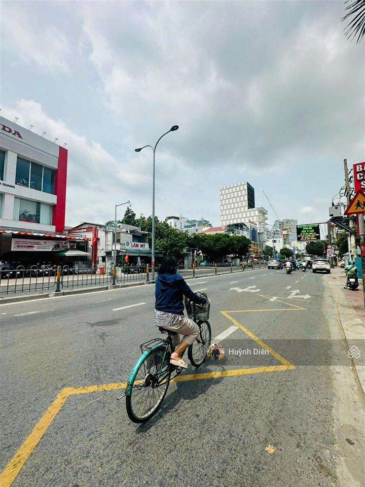 Mặt tiền phan đăng lưu  dt 20x20m  khuôn đất 400m2 phù hợp xây tòa nhà  chdv  giá chỉ 49 tỷ
