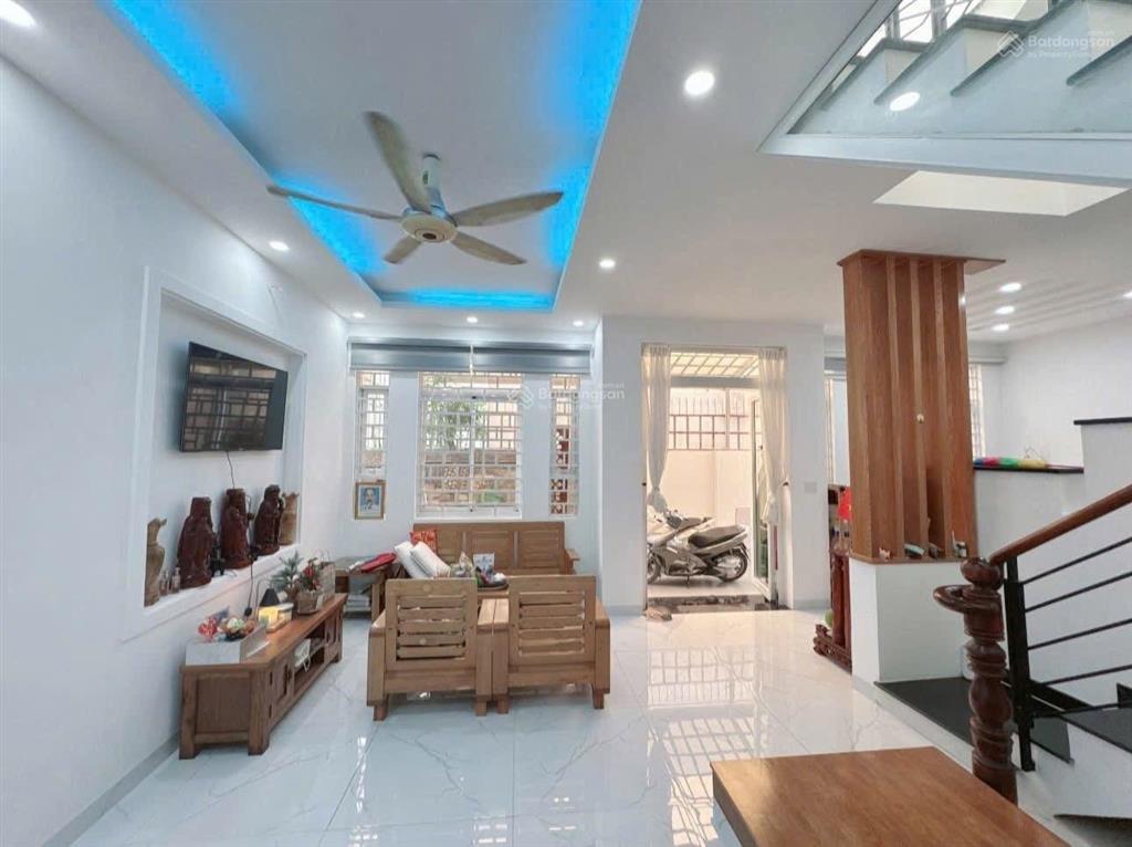  nhà 50m , 3 tầng , mt đường 11 , bình trưng tây q2