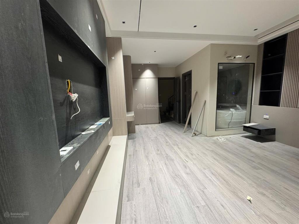 Giảm sâu cắt lỗ bán gấp nhà bát khối long biên 50m2, 6 tầng thang máy, gara ô tô, nội thất hơn 10