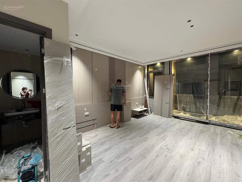Giảm sâu cắt lỗ bán gấp nhà bát khối long biên 50m2, 6 tầng thang máy, gara ô tô, nội thất hơn 10