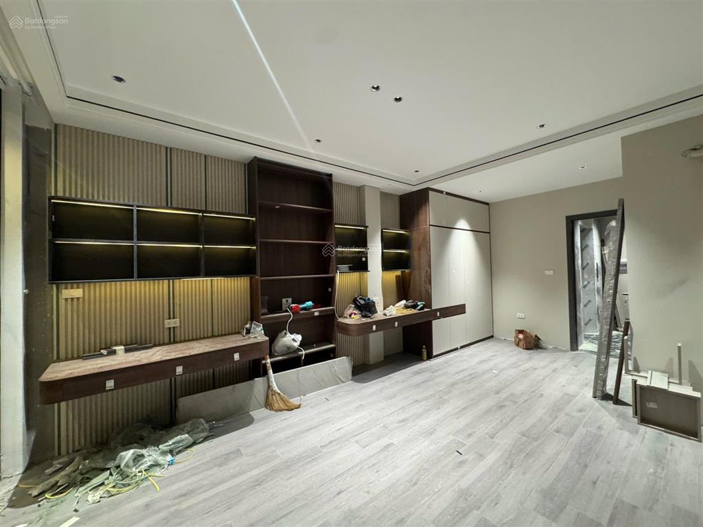 Giảm sâu cắt lỗ bán gấp nhà bát khối long biên 50m2, 6 tầng thang máy, gara ô tô, nội thất hơn 10