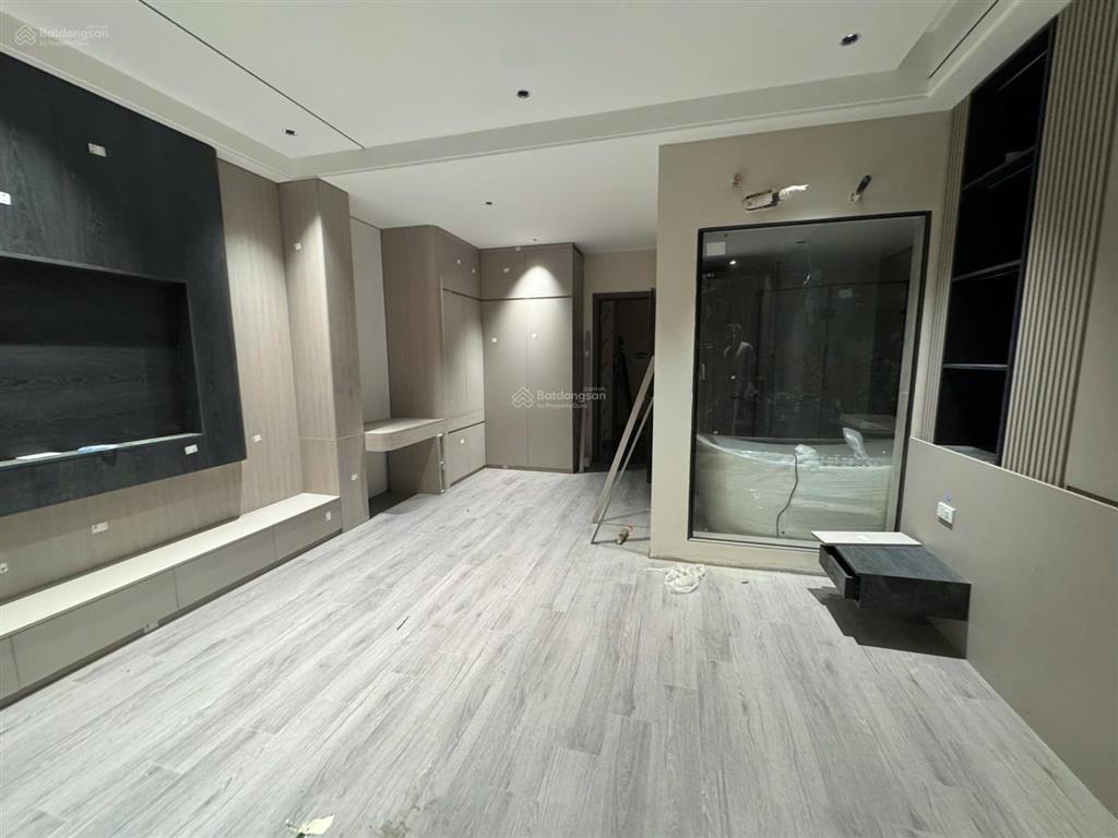 Giảm sâu cắt lỗ bán gấp nhà bát khối long biên 50m2, 6 tầng thang máy, gara ô tô, nội thất hơn 10