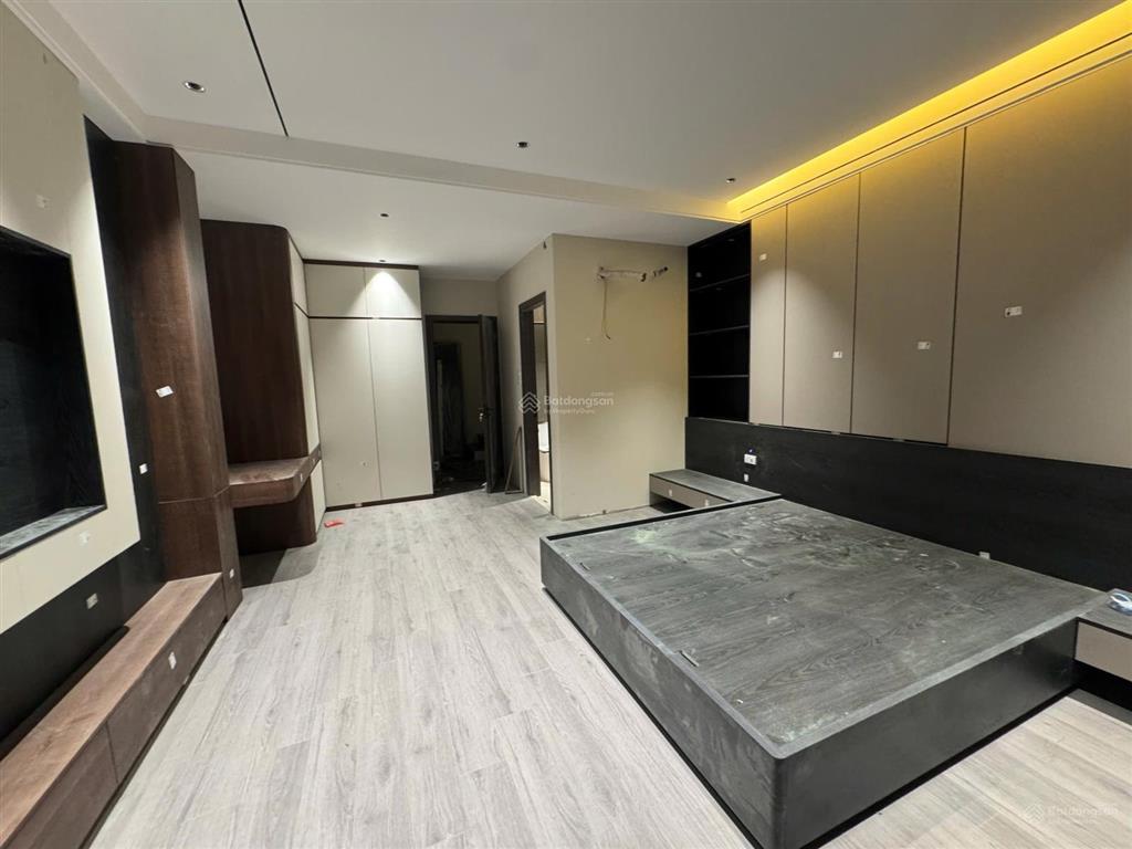 Giảm sâu cắt lỗ bán gấp nhà bát khối long biên 50m2, 6 tầng thang máy, gara ô tô, nội thất hơn 10