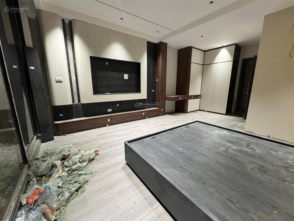 Giảm sâu cắt lỗ bán gấp nhà bát khối long biên 50m2, 6 tầng thang máy, gara ô tô, nội thất hơn 10