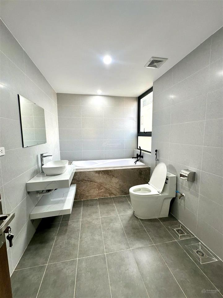 Giảm sốc bán gấp tòa nhà góc 3 thoáng x6 thạch bàn, long biên! 100 m2 7 tầng  dòng tiền khủng