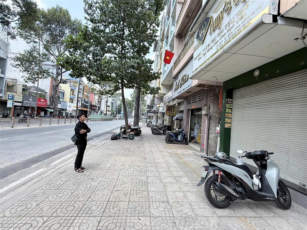 Góc 3 mặt tiền hiếmdt3.35x15 (49m2)giá 14 tỷ,kinh doanh đỉnh cao!