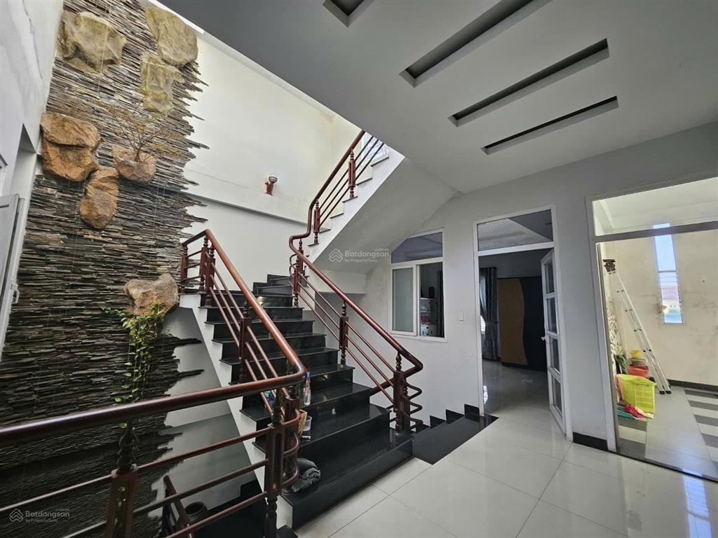 Nhà mặt phố ngang 9m, thuận tiện buôn bán