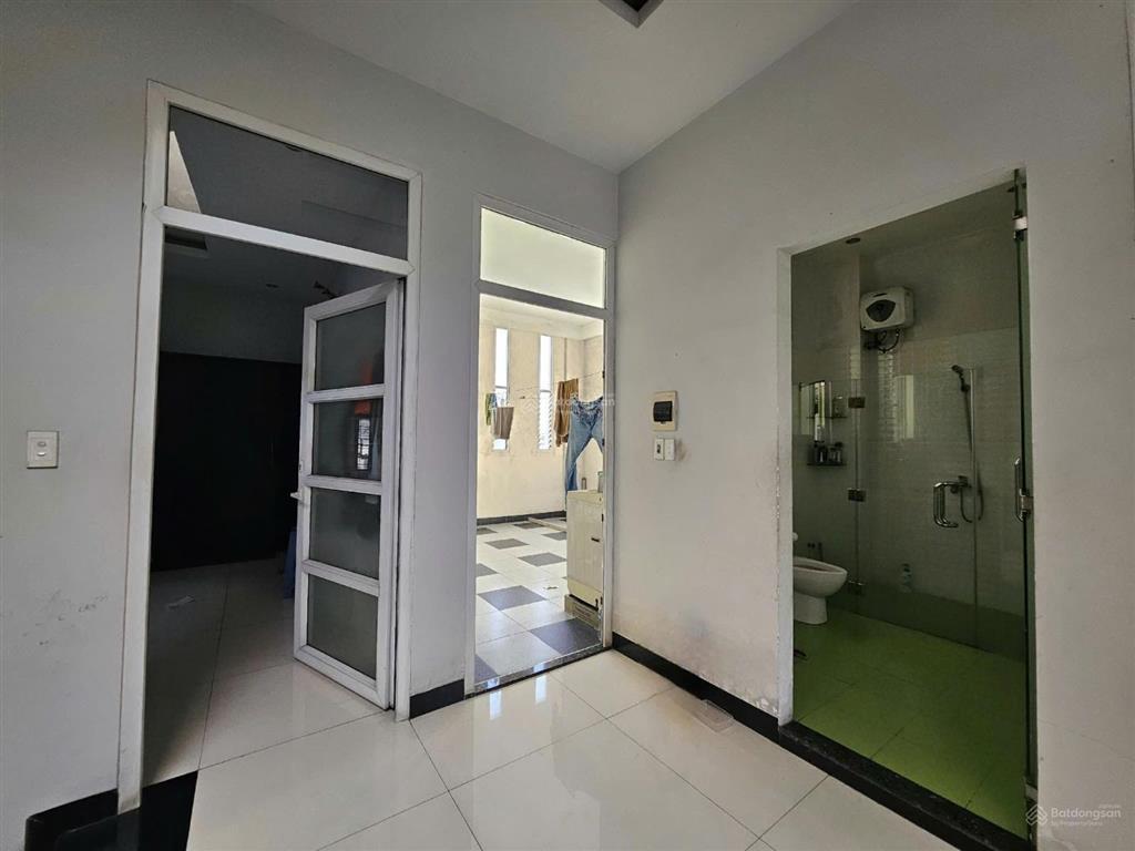 Nhà mặt phố ngang 9m, thuận tiện buôn bán