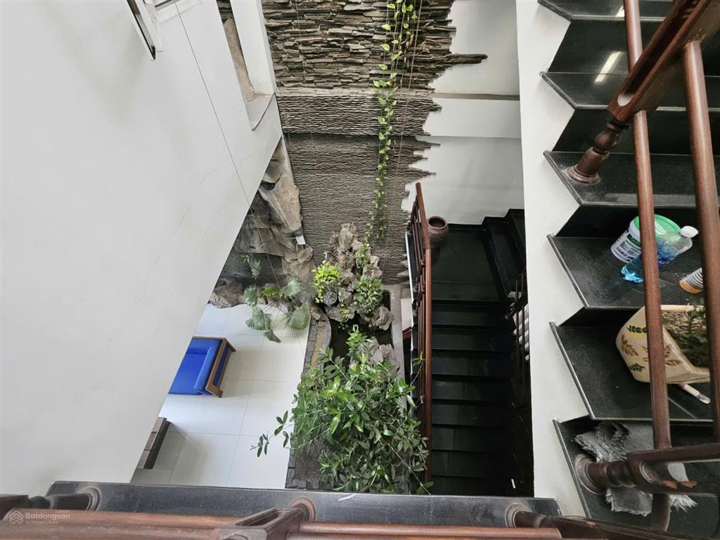 Nhà mặt phố ngang 9m, thuận tiện buôn bán