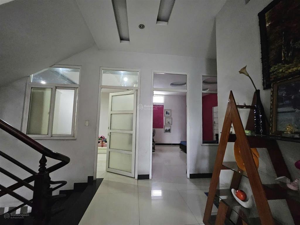Nhà mặt phố ngang 9m, thuận tiện buôn bán