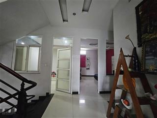 Nhà mặt phố ngang 9m, thuận tiện buôn bán
