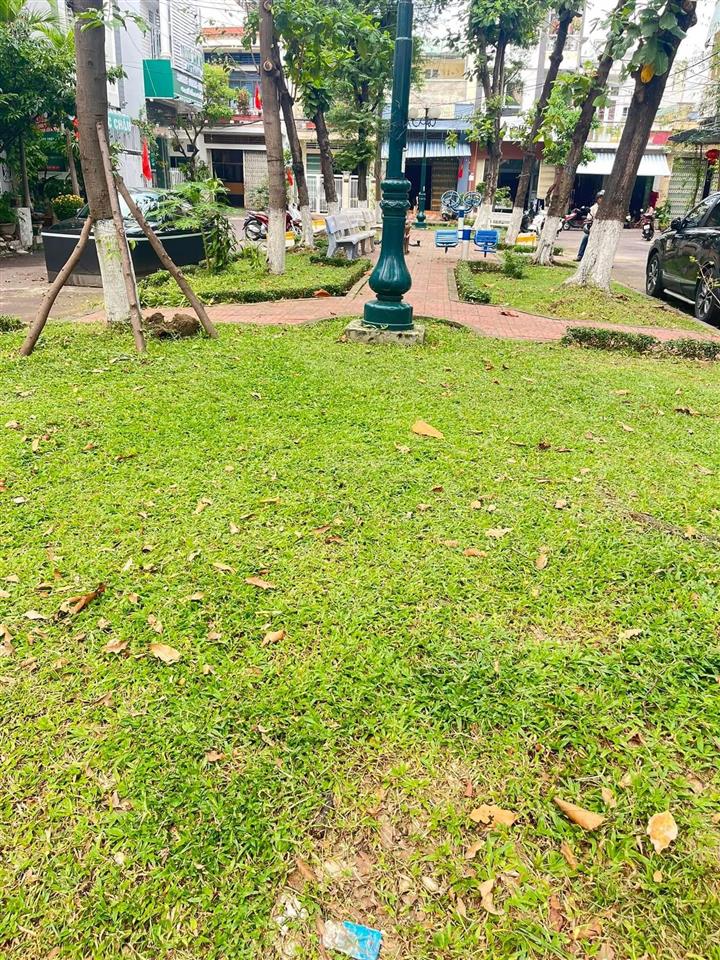 Đất trung tâm khu biển . giá cực rẻ so với thị trường . dt 120m2. giá 7tỷ xx. đường thành thái