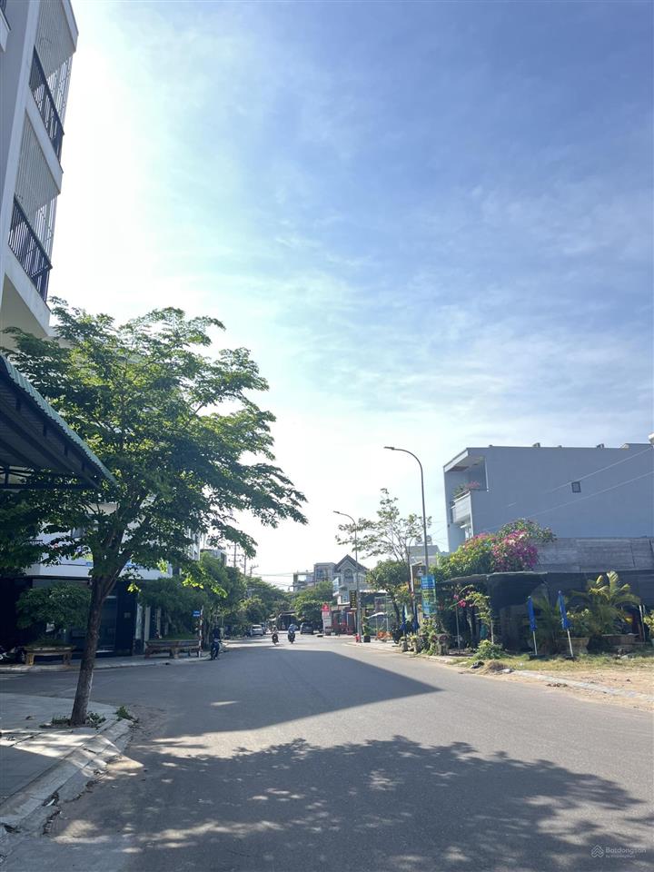 Đất trung tâm khu biển . giá cực rẻ so với thị trường . dt 120m2. giá 7tỷ xx. đường thành thái