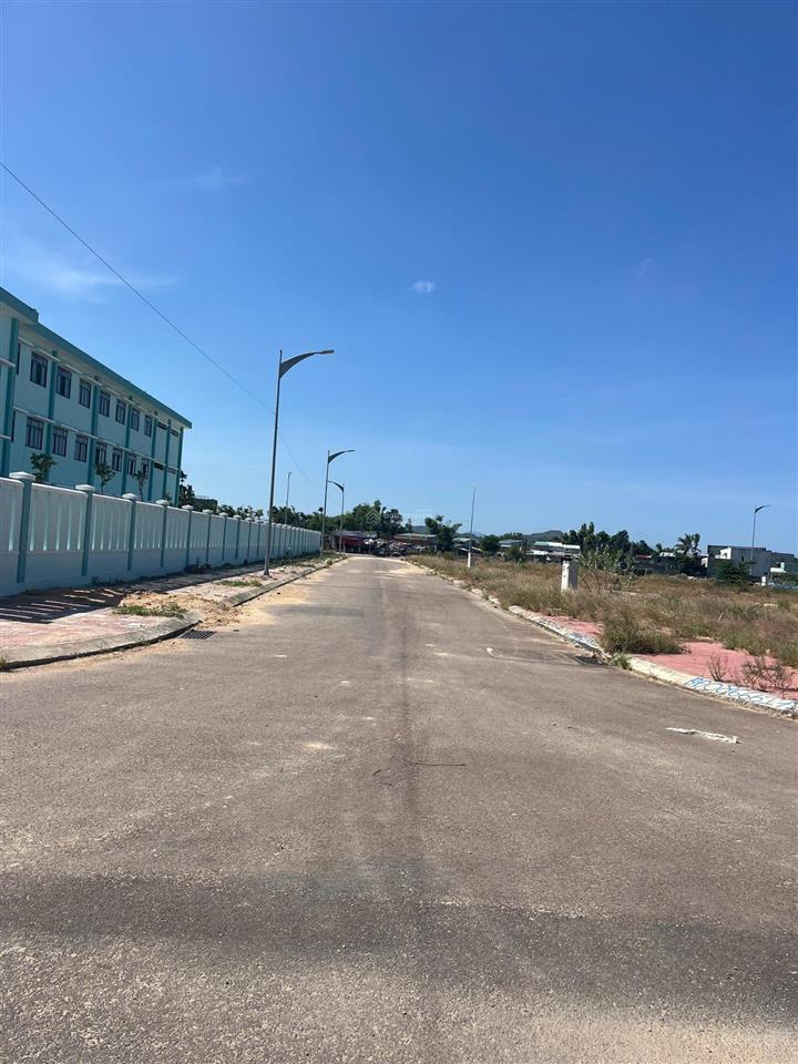 Đất bán khu trường cao đẳng bình định, gần đường hùng vương. dt 70m2 đến 100m2 giá kđ 1tỷ790