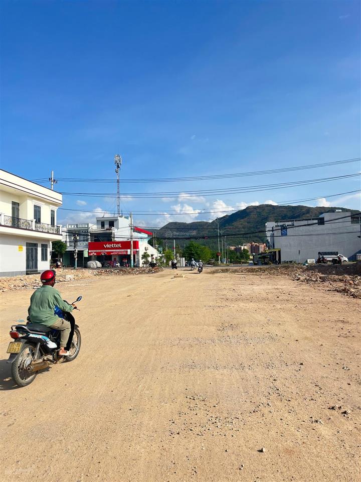 Đất bán khu trường cao đẳng bình định, gần đường hùng vương. dt 70m2 đến 100m2 giá kđ 1tỷ790