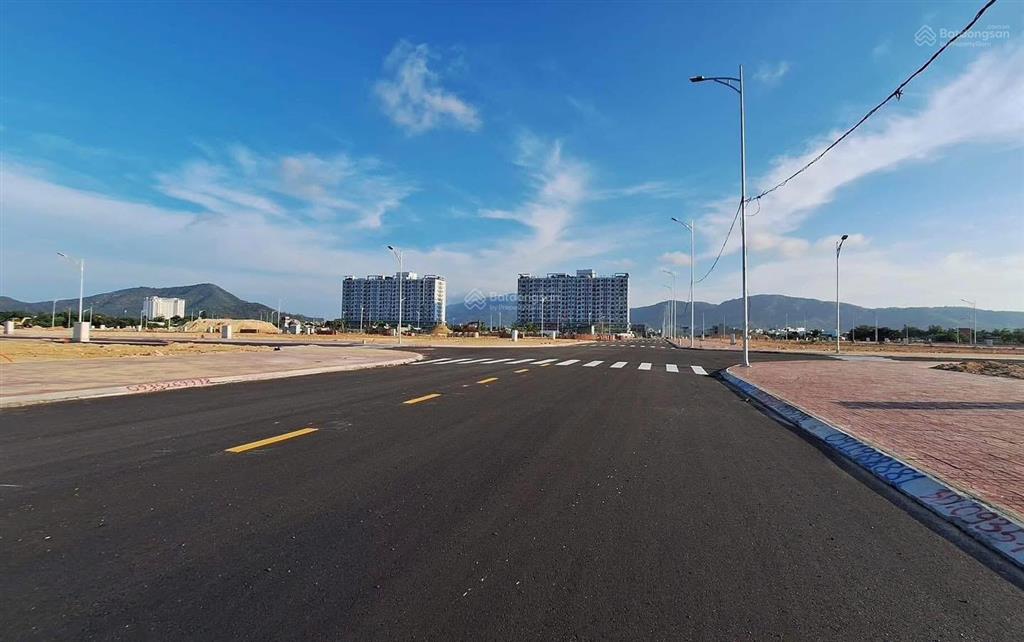 Bán lô giá rẻ nhất khu chỉ 2tỷ1 xx. dt 90m2. đường huỳnh văn thống khu chợ dinh . quy nhơn
