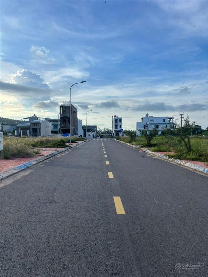 Bán lô giá rẻ nhất khu chỉ 2tỷ1 xx. dt 90m2. đường huỳnh văn thống khu chợ dinh . quy nhơn