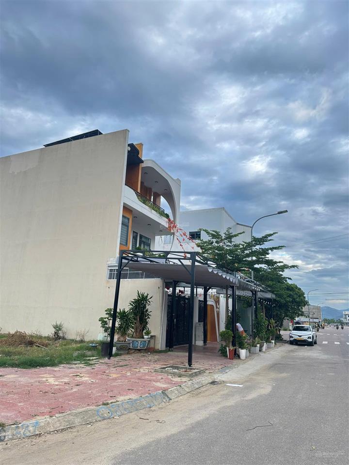 Bán lô đất long vân gần trường fpt. dt 100m². giá 2tỷ350 thương lượng